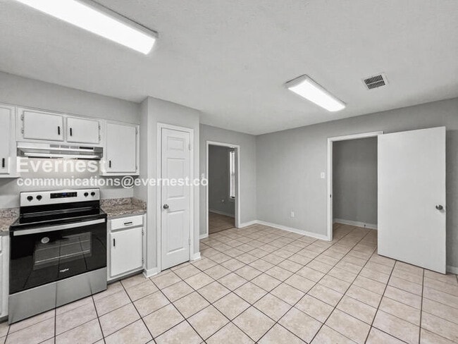 Photo - 10731 Chateau Dr