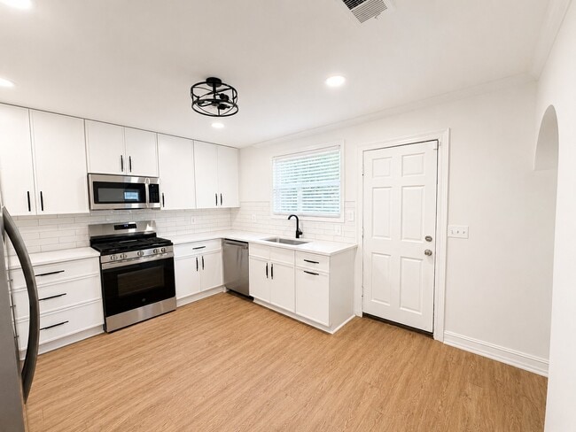Photo - 1745 Hadlock St SW