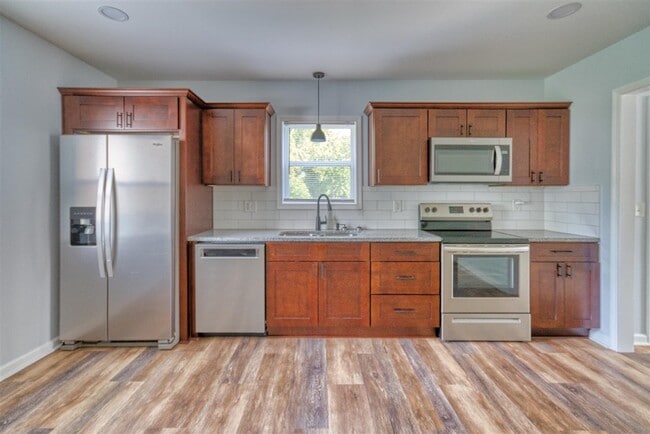 Photo - 704 W 7th St