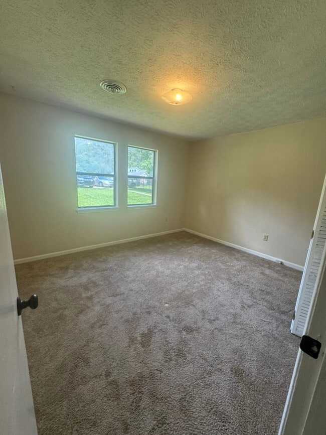 Photo - 150 Essex Ct