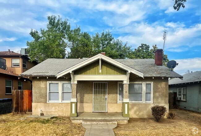 Building Photo - 800 S Locust St Rental