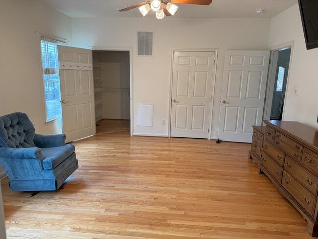 Building Photo - 510 Ewell Ct Unit home