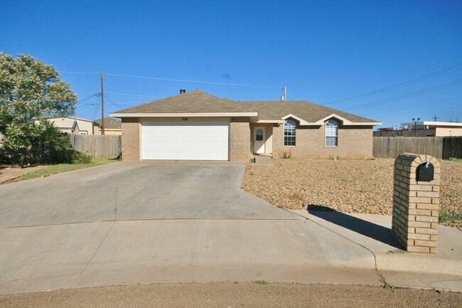 Building Photo - Xeriscaped Front Yard, Pets Welcome in Large Backyard