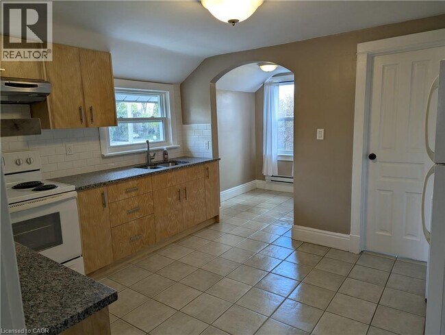 Photo - 221 Dundas St N