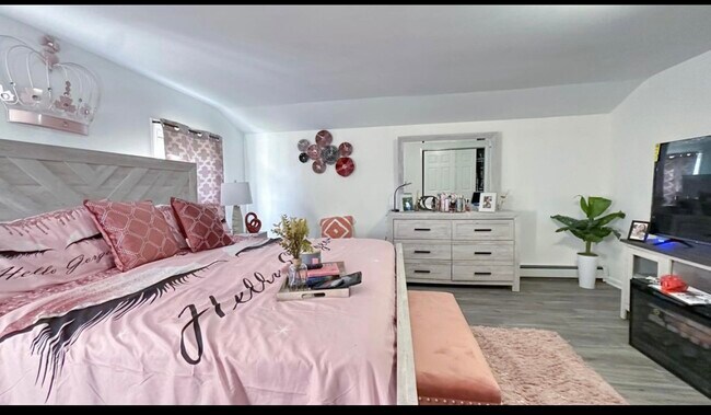 Master bedroom - 178 E Charleston Ave House
