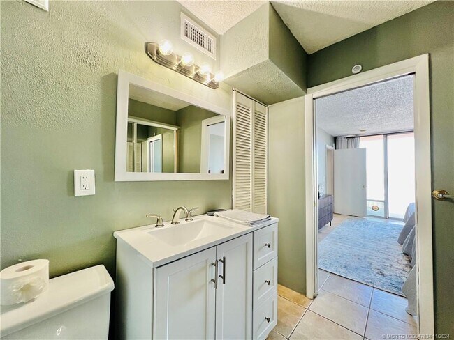 Photo - 9800 S Ocean Dr Unidad 211 Rental