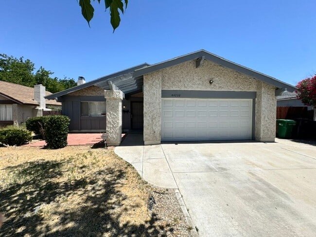 Building Photo - Gorgeous Remodeled 3+2 - $2600