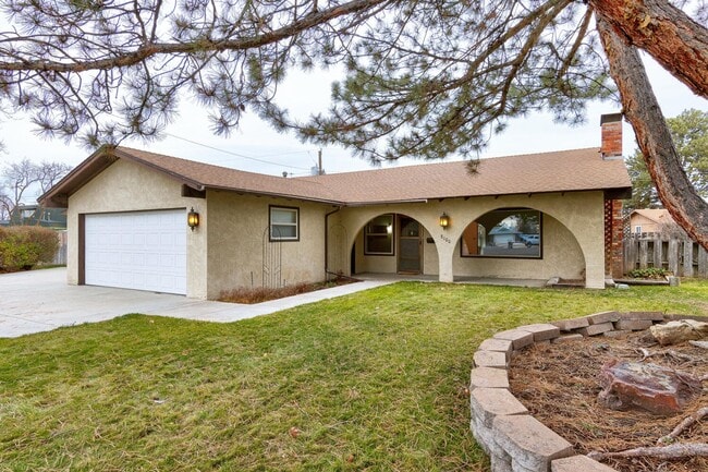 Building Photo - Charming Residence in a Prime Location 3bed/2bath