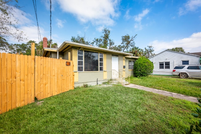 Photo - 1029 W 25th St