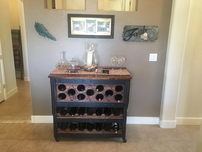 Entrada principal - Dormitorio principal, lavadero y 1/2 baño a la vuelta de la esquina - 1098 Columbus Way