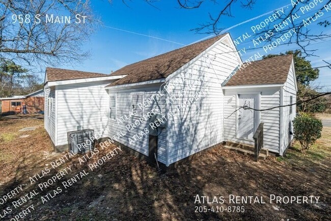 Photo - 958 S Main St