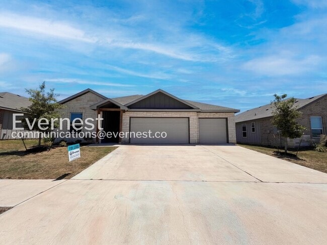 Building Photo - Limited Time Special Offer / 4 Bed, 3 Bath Home with Garage / Pet-Friendly / Vouchers Accepted / ...