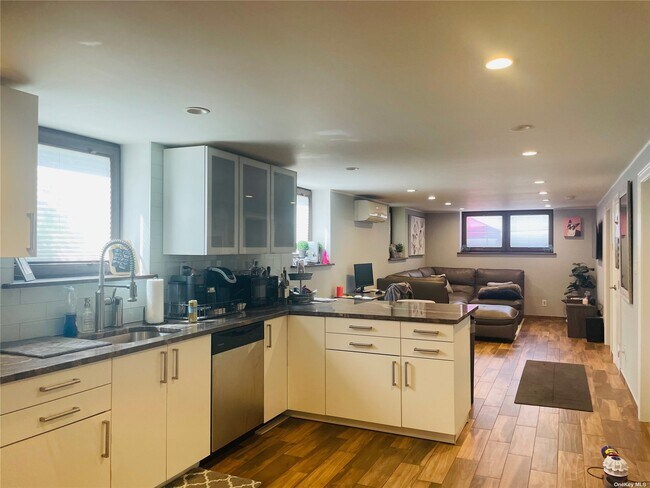 Photo - 61-72-72 69th Ln Unit B