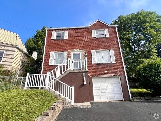 Building Photo - Brentwood - Stunning 3 Bedroom 2 Bathroom ... Rental