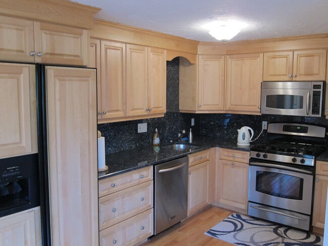 Building Photo - 10 Treetop Park Unit 10