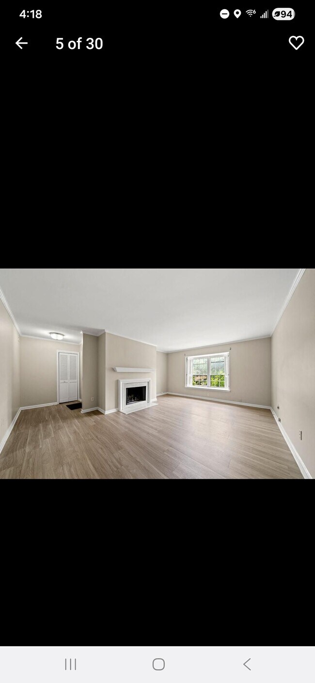 Salón con chimenea - 103 La Rue Pl NW Unidad 103