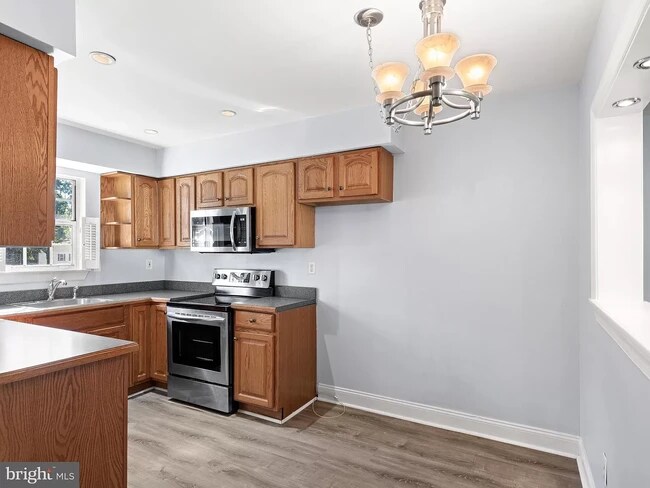 Ingrese a una espaciosa cocina comedor con refrigerador, estufa y microondas, ¡además de espacio para su mesa! - 232 Carlyn Ct