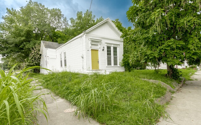 Building Photo - 2000 Wilson Ave Rental