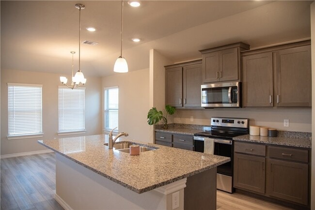 Photo - 2145 Chief St