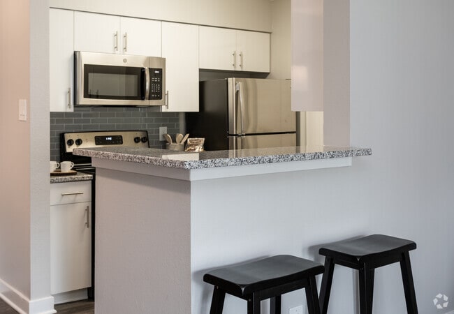 1BR, 1BA -640 SF