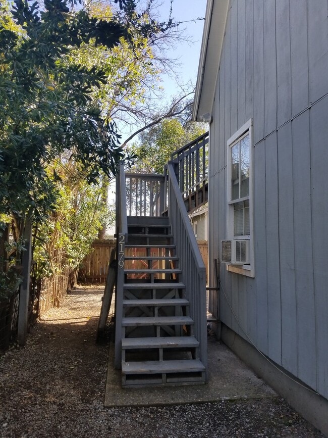 Building Photo - Upstairs Apartment in 2-Unit Property - DO...