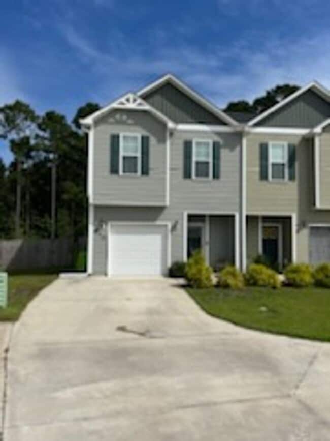 Building Photo - 3 bedroom 2 bathroom townhome in quiet neighborhood