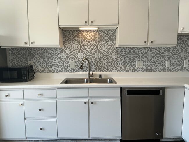 Building Photo - 922 Plumas St Unit 2
