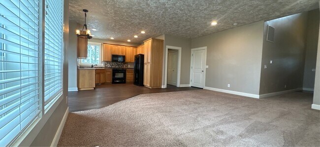 Photo - 913 Pintail St