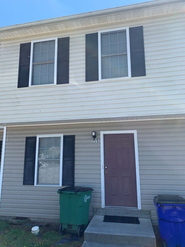 Building Photo - 3 Bedroom 2.5 Bath Townhouse