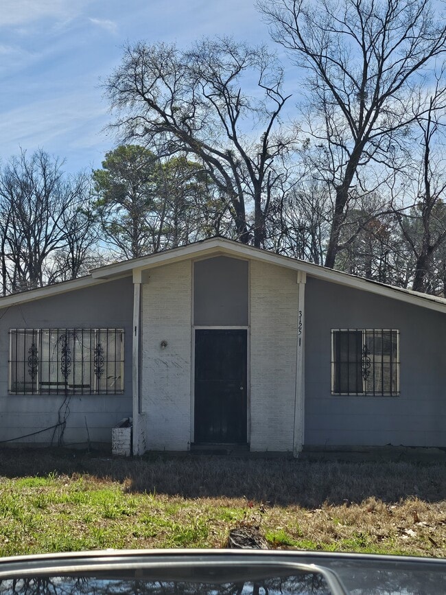 Building Photo - 3125 Burch St Rental