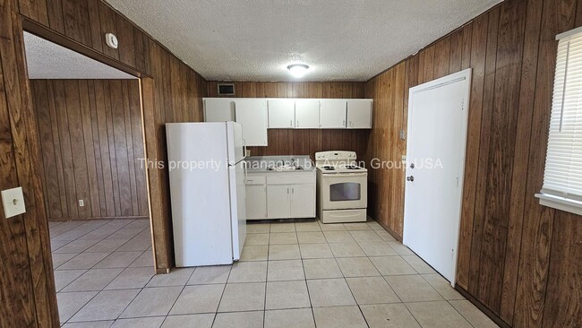 Photo - 1560 W 6th St