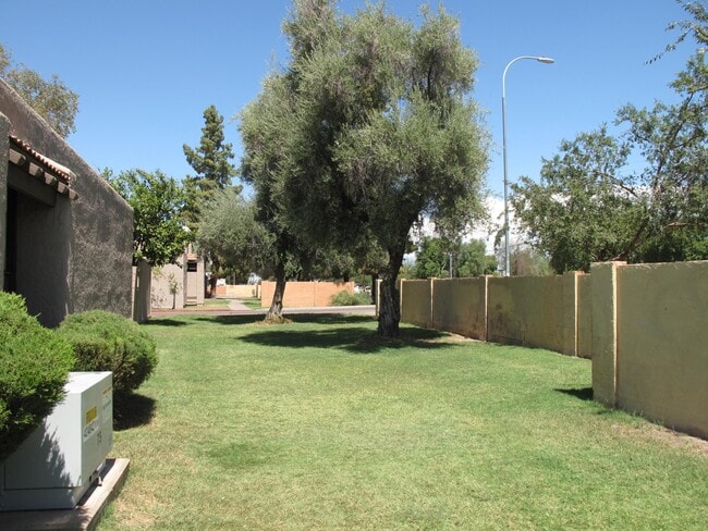 Building Photo - 4303 W Solano Dr N