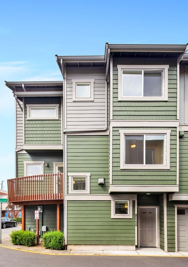 Photo - Mini 2 Bedroom Townhouse Heart of Redmond