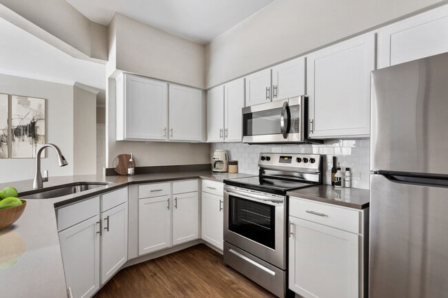 Cocinas diseñadas para combinar funcionalidad y estilo. - Haven 124 at Eastlake Station