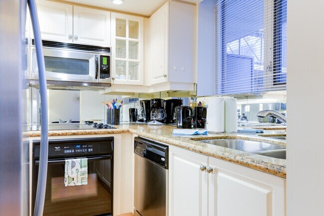 Photo - 140 Simcoe St Unit SI ID1034870P