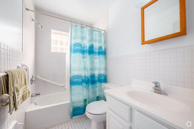 2BR, 1BA - 770SF - Bathroom
