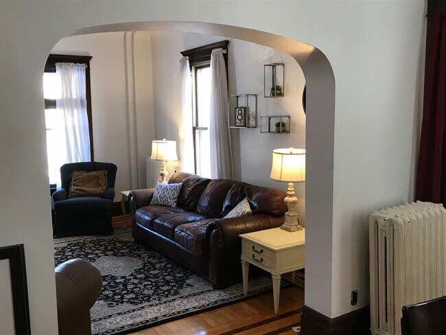 Photo - 915 E 19th St