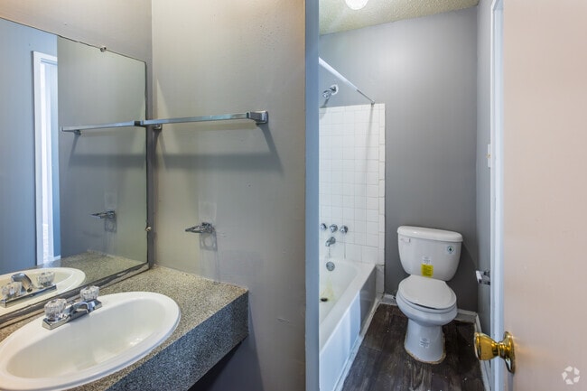 2BR, 1.5BA - 1,250SF - Bathroom