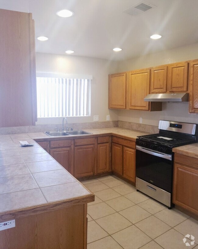 Building Photo - Remodeled 3 bed/2 bath home close to shopping