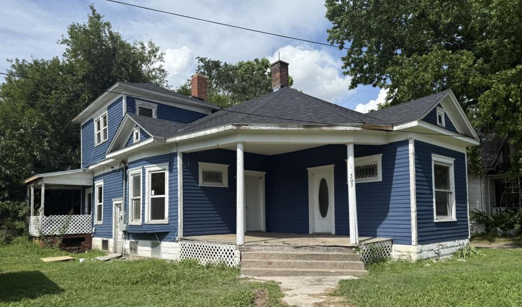 Photo - 303 E Hickory St House