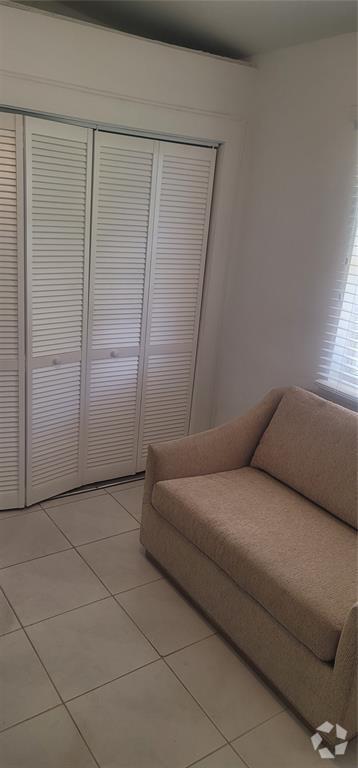 Building Photo - 4550 SW 39th St Unit B-Efficiency Rental