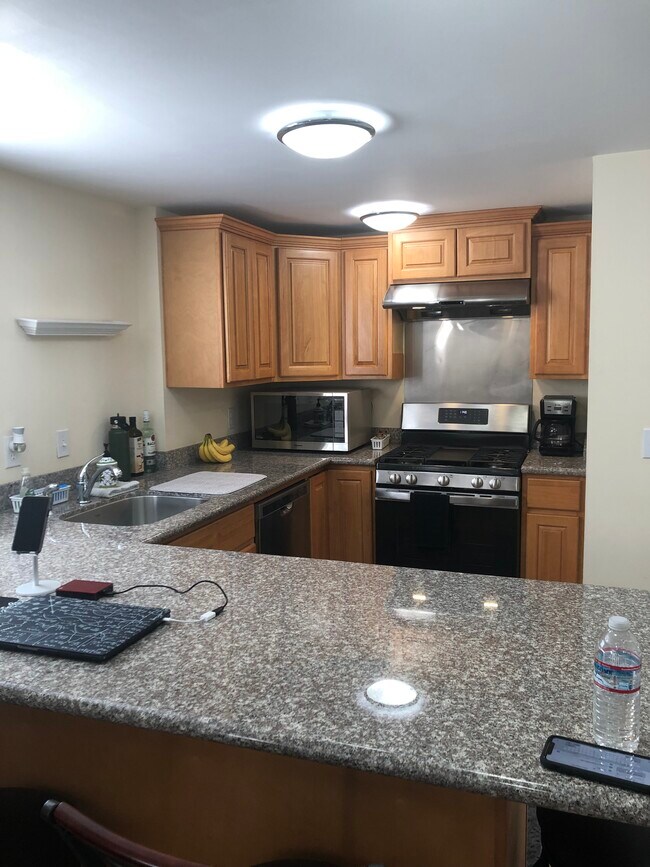 Comer en el bar - 223 W G St Unidad A