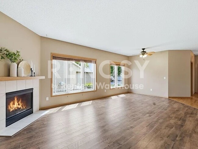 Photo - 6452 MacLaren Ave NE