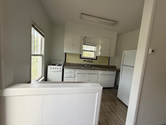 Photo - 810-812 NE 4th St