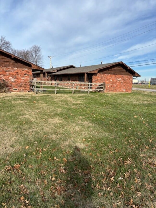 Building Photo - 2 BEDROOM 4- PLEX, NEWER FLOORING, FRESH PAINT, CLEAN AND QUIET.