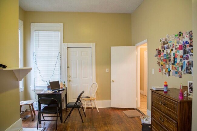 Photo - 518 E Waldburg St Unit B