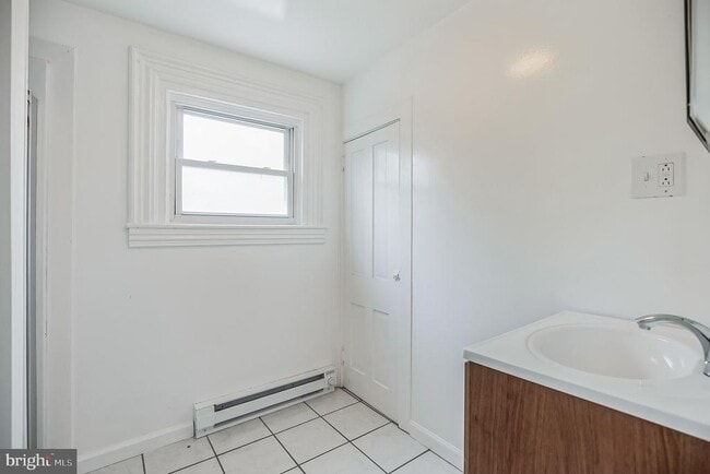 Photo - 128 W Broad St