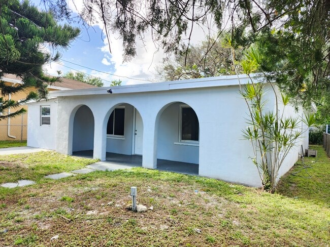 Building Photo - 8883 SW 126th Ter Rental