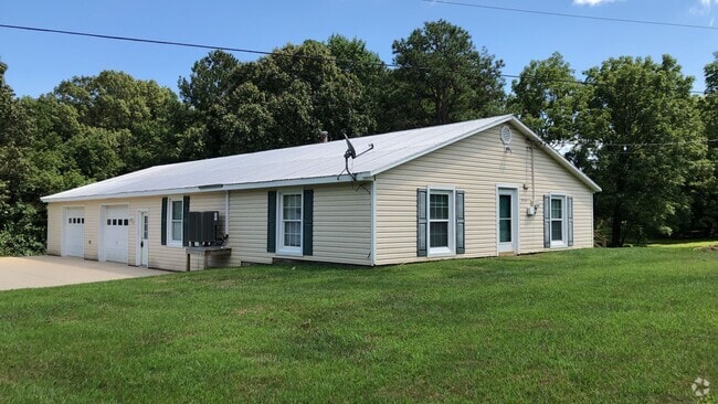 Building Photo - Very large 2 bedroom Rambler in Park Hall, MD Rental