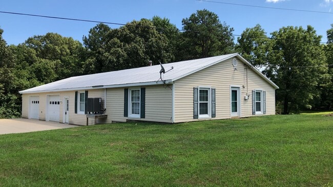 Building Photo - Very large 2 bedroom Rambler in Park Hall, MD Rental